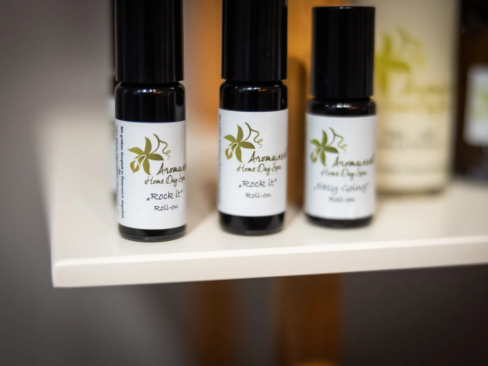 Aromainselin roll-on-pullot etiketteineen